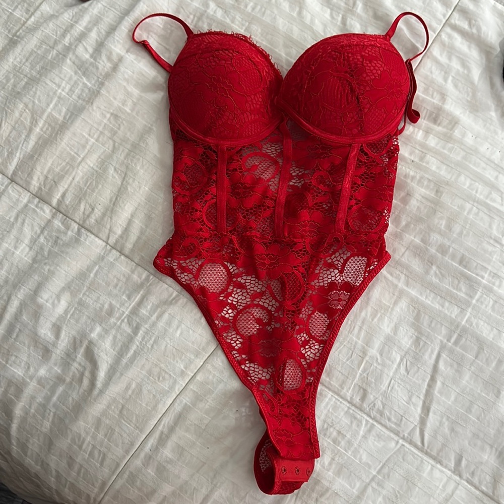 Red Fashion Nova Lace Bodysuit Size (S)